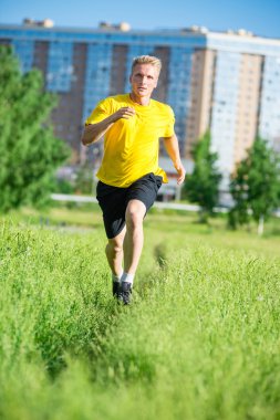 Sportif adam şehir sokak Parkı koşu. Açık alan fitness.
