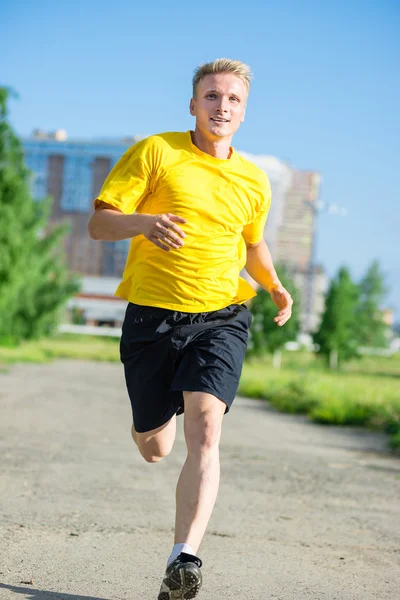 Спортивний чоловік біжить у міському вуличному парку. Фітнес на відкритому повітрі . — стокове фото