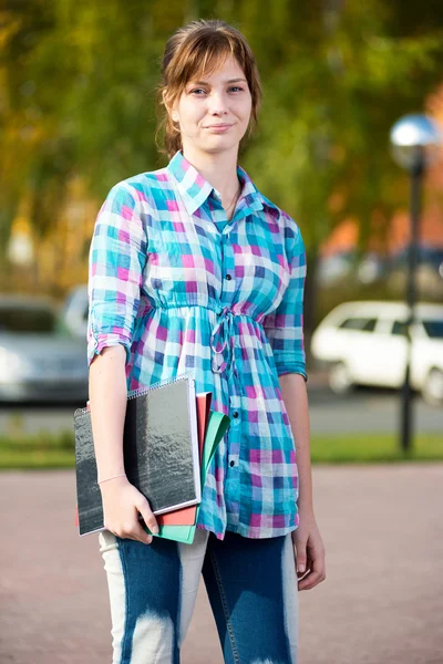 Portré, fiatal, csábító nő gazdaság oktatási könyvek. Diák girl. — Stock Fotó