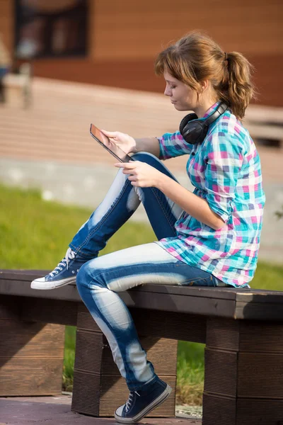 Mooie jonge vrouw student met opmerking zeem. Buiten student. — Stockfoto