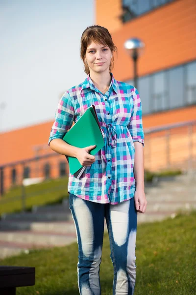 Porträt einer jungen verführerischen Frau, die Bildungsbücher in der Hand hält. Schülerin. — Stockfoto