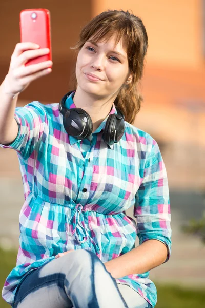 Giovane wpman felice che si fotografa attraverso il cellulare. Selfie . — Foto Stock