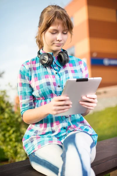 Mooie jonge vrouw student met opmerking zeem. Buiten student. — Stockfoto