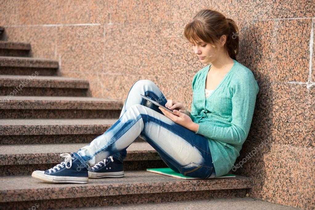 studentka-na-lestnitse-porno-zrelaya-zatrahala-parnya