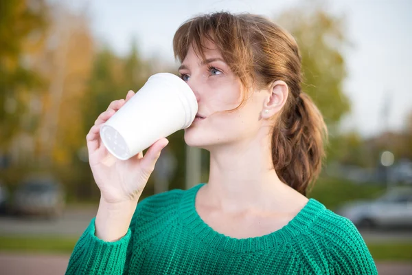 Gelukkig jonge student meisje nemen weg koffie drinken. — Stockfoto