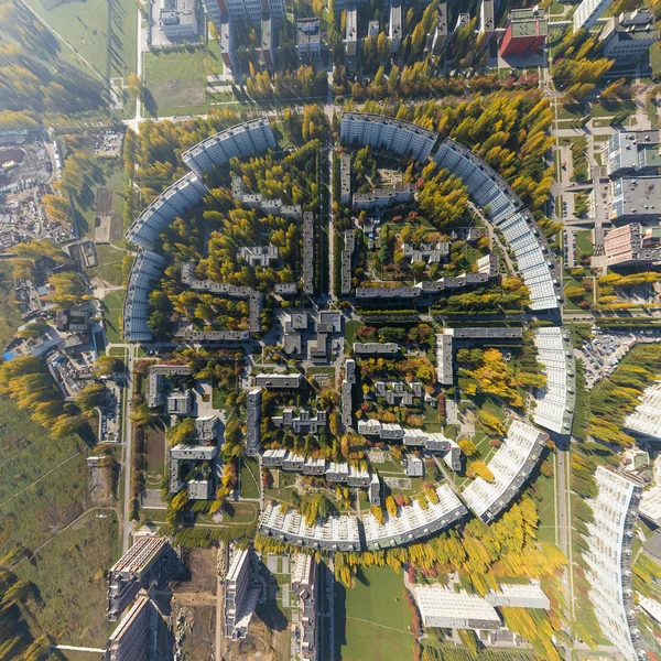 Lucht uitzicht op de stad met kruispunten en wegen, huizen, gebouwen, parken en parkeerplaatsen, bruggen. Een helikopterschot. Panoramisch beeld. — Stockfoto