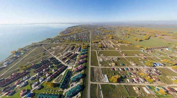 Luchtfoto van een dorp zomer huis aan blauwe Zeekust. — Stockfoto