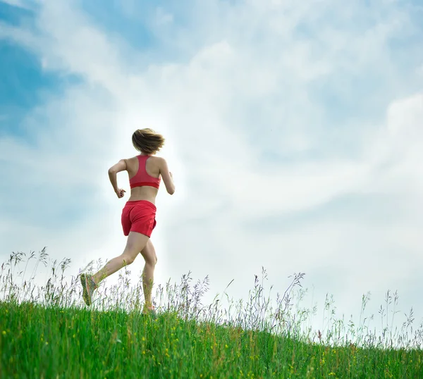 Giovane donna che gestisce il parco estivo strada rurale. Esercizi all'aperto. J — Foto Stock