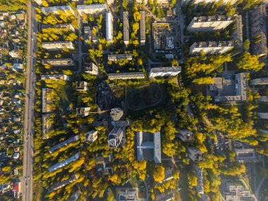 Kavşaklar, yollar, evler, binalar ve Parklar ile havadan şehir görünümü .