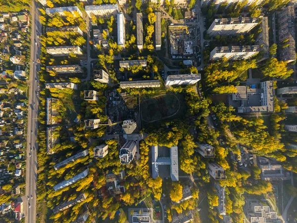 Vista aérea da cidade com encruzilhada, estradas, casas, edifícios e parques  . — Fotografia de Stock