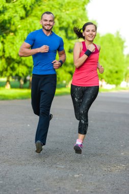 Açık havada çalışan eğitim kaçakçıları. Şehir dışında koşu çalışan çift.