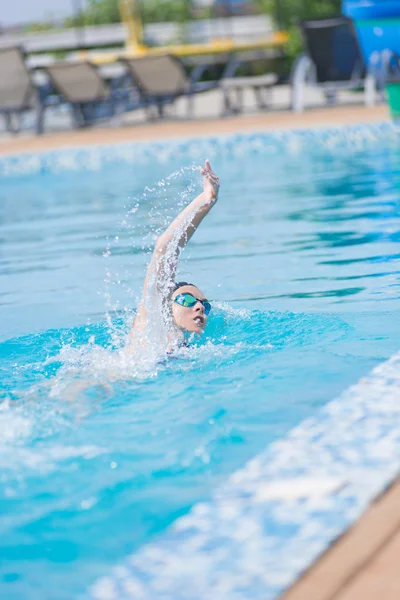 Vrouw in bril zwemmen borstcrawl stijl — Stockfoto