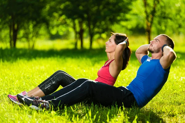 Exercício de casal no parque da cidade. Desporto ao ar livre — Fotografia de Stock