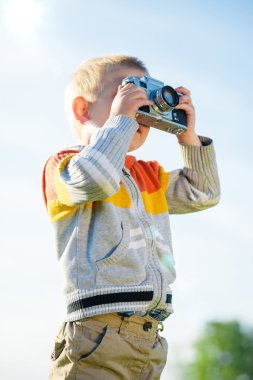 Açık çekim eski bir kamera ile küçük çocuk.