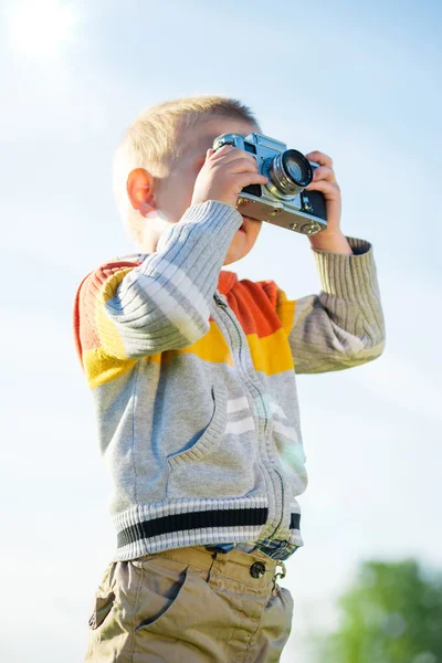 Açık çekim eski bir kamera ile küçük çocuk.
