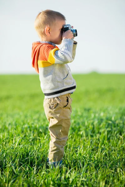 Açık çekim eski bir kamera ile küçük çocuk.