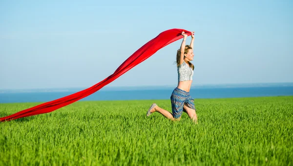 Junge glückliche Frau im Weizenfeld mit Stoff. Sommerlicher Lebensstil — Stockfoto