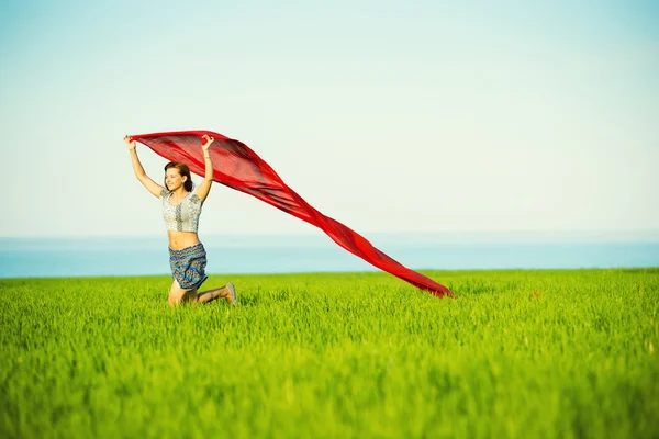 Giovane donna felice nel campo di grano con tessuto. Stile di vita estivo — Foto Stock