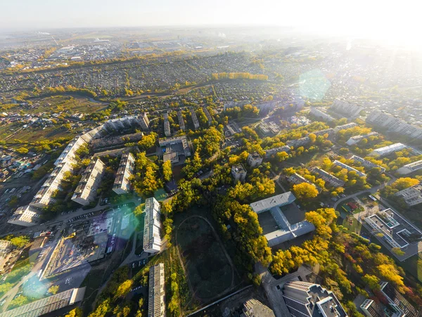 Вид с воздуха на город с перекрестка, дороги, дома, здания и парки  . — стоковое фото
