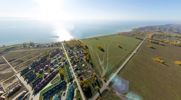 Luftaufnahme eines Sommerhausdorfes an der blauen Meeresküste. — Stockfoto