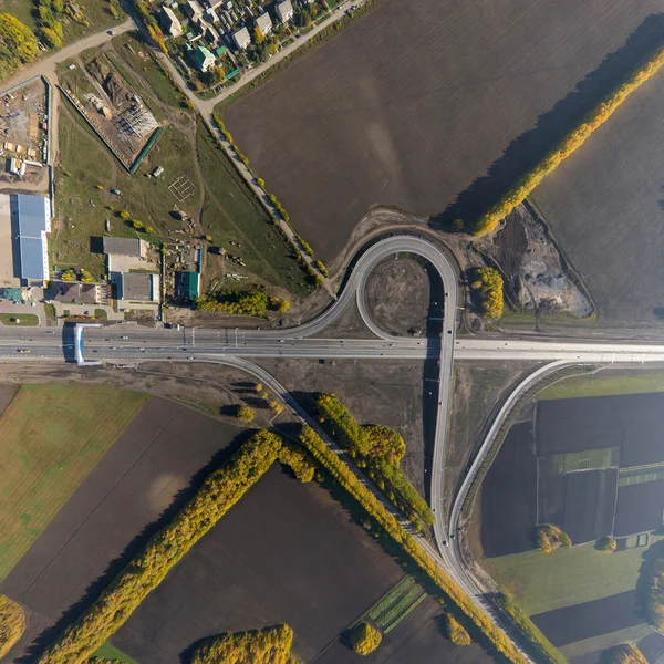 Luchtfoto weg uitwisseling, viaduct. Kruispunt bekijken parkeerplaatsen, bruggen. Copter schot. Panoramisch beeld. — Stockfoto