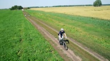 Anteni: yeşil ve sarı alan ile kırsal Road bisiklet üzerinde Bisiklete binme genç adam.