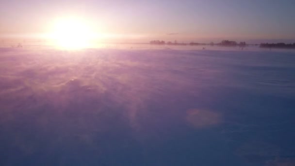 Schneesturm, Wind und Sonne. Arktische Kälte. Schneeverwehungen. — Stockvideo