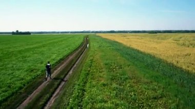 Hava: sporcu adam çalıştıran. Erkek atlet açık koşu. Spor.