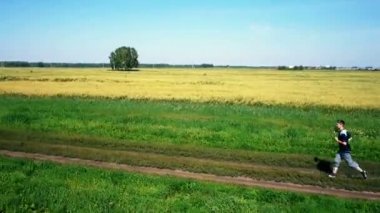 Hava: sporcu adam çalıştıran. Erkek atlet açık koşu. Spor.