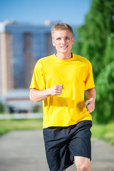 Sportieve man joggen in straat skyline van de stad. Buiten fitness. — Stockfoto