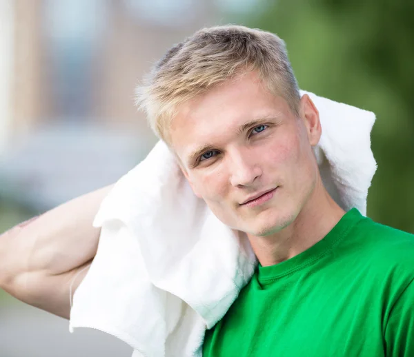 Müder Mann nach Fitness und Sport. mit weißem Handtuch — Stockfoto