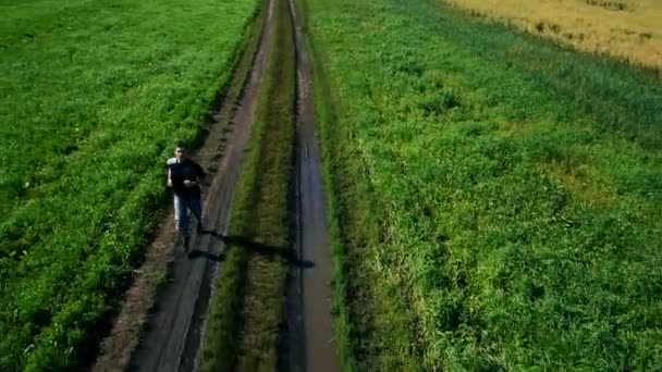 Antenne: Laufsportler Mann. Läufer joggen im Freien. Sport. — Stockvideo