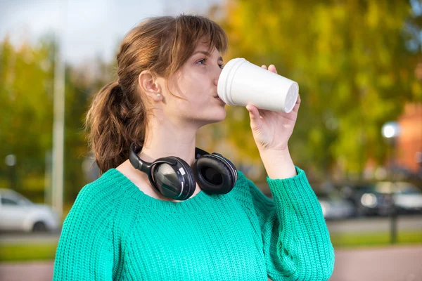 Feliz joven estudiante bebiendo tomar café para llevar . — Foto de Stock