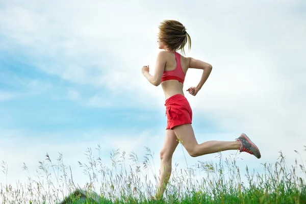 Giovane donna che gestisce il parco estivo strada rurale. Esercizi all'aperto. J — Foto Stock