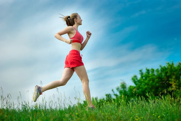 Jonge vrouw zomer park landelijke weg lopen. Buiten oefeningen. J — Stockfoto