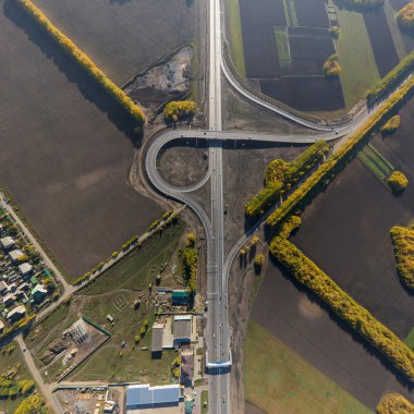 Hava yolu Kavşağı, Viyadük. Crossroads park yerleri, köprüler görüntüleyin. Helikopter vurdu. Panoramik görüntü.
