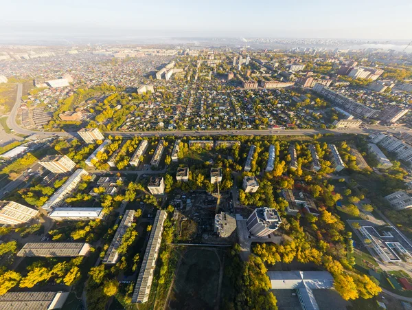 Luftaufnahme der Stadt mit Kreuzungen, Straßen, Häusern, Gebäuden und Parks . — Stockfoto