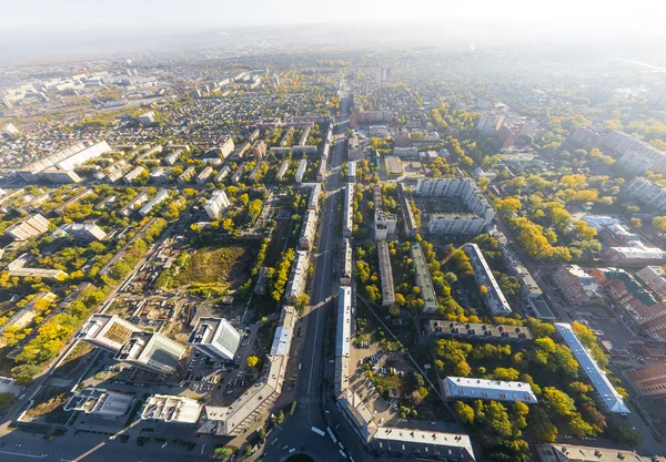 Vista aérea de la ciudad con encrucijadas, caminos, casas, edificios y parques  . —  Fotos de Stock