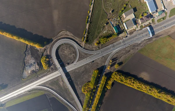 Drogi lotnicze wymiany, wiadukt. Skrzyżowaniu Zobacz parkingi, mosty. Copter strzał. Obraz panoramiczny. — Zdjęcie stockowe