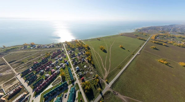 Letecký pohled na obec letní dům na pobřeží modré moře. — Stock fotografie