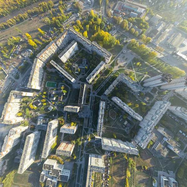 Lucht Stadszicht met kruispunten, wegen, huizen, gebouwen en parken . — Stockfoto