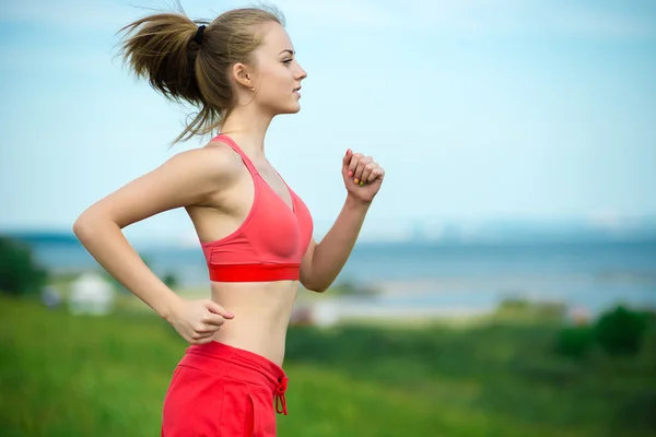 Fiatal nő fut nyáron park vidéki út. Szabadtéri gyakorlatok. J — Stock Fotó