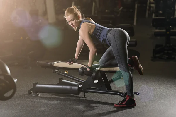 genç kadın halter kaldırma