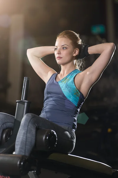 Mujer haciendo ejercicios de fuerza para los músculos abdominales —  Fotos de Stock