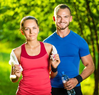 atletik erkek ve kadın fitness egzersiz sonrası