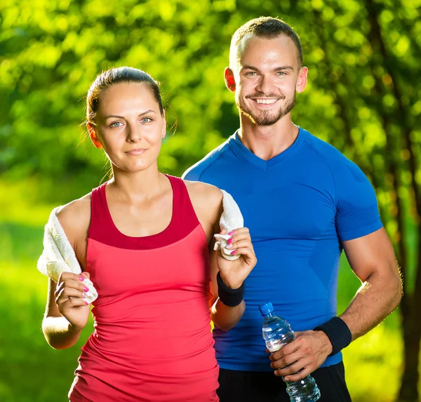 Atletische man en vrouw na fitness oefening — Stockfoto