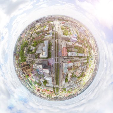 Kesişen yollar ve yollar olan havacılık şehri manzarası, binalar. Helikopter vuruldu. Panoramik resim.