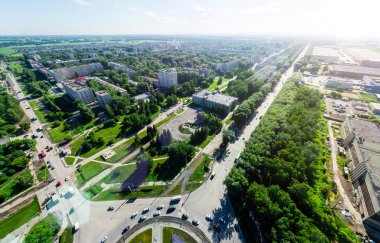 Kesişen yollar ve yollar olan havacılık şehri manzarası, binalar. Helikopter vuruldu. Panoramik resim.