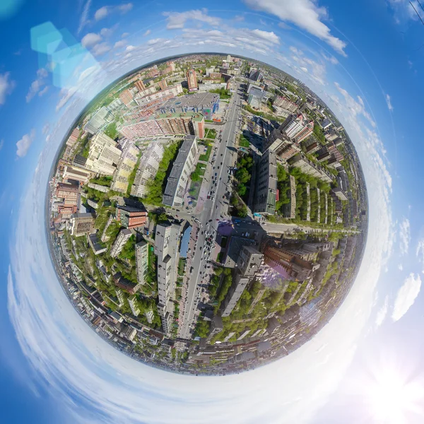 Вид на повітряне місто з перехрестями та дорогами, будівлями будинків. Коптер стріляв. Панорамне зображення . — стокове фото