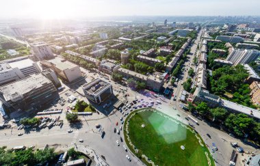 Kesişen yollar ve yollar olan havacılık şehri manzarası, binalar. Helikopter vuruldu. Panoramik resim.